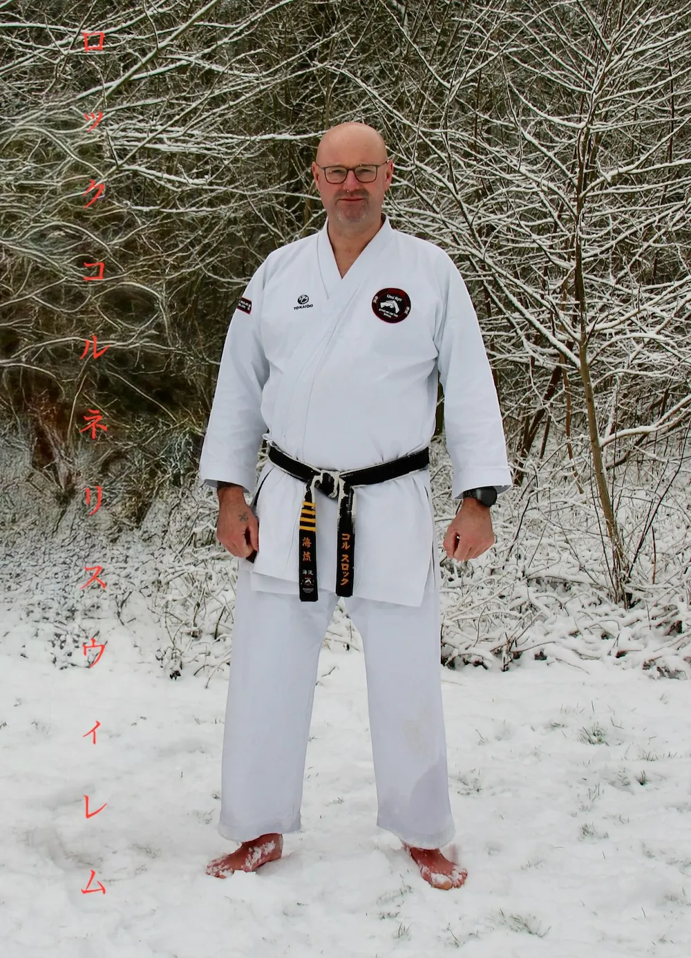 Portret van Sensei Cor Slok, eigenaar van Karateschool Cor Slok en Kyodai Originals, die rust en vakmanschap uitstraalt.